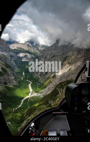 Wildromantisches Gasterntal in den Berner Alpen vom Hubschrauber aus gesehen Stockfoto
