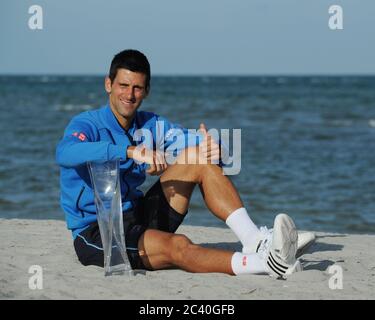 ***DATEI FOTO*** Novak Djokovic testet positiv auf Coronavirus. KEY BISCAYNE, FL - APRIL 05 : Novak Djokovic aus Serbien posiert am Strand des Crandon Parks mit der Trophäe Butch Buchholz, nachdem er am 5. April 2015 in Key Biscayne, Florida, die Men's Miami Open im Crandon Park Tennis Center gewonnen hat. Quelle: Mpi04/MediaPunch Stockfoto