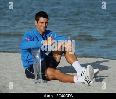 ***DATEI FOTO*** Novak Djokovic testet positiv auf Coronavirus. KEY BISCAYNE, FL - APRIL 05 : Novak Djokovic aus Serbien posiert am Strand des Crandon Parks mit der Trophäe Butch Buchholz, nachdem er am 5. April 2015 in Key Biscayne, Florida, die Men's Miami Open im Crandon Park Tennis Center gewonnen hat. Quelle: Mpi04/MediaPunch Stockfoto