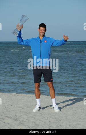 ***DATEI FOTO*** Novak Djokovic testet positiv auf Coronavirus. KEY BISCAYNE, FL - APRIL 05 : Novak Djokovic aus Serbien posiert am Strand des Crandon Parks mit der Trophäe Butch Buchholz, nachdem er am 5. April 2015 in Key Biscayne, Florida, die Men's Miami Open im Crandon Park Tennis Center gewonnen hat. Quelle: Mpi04/MediaPunch Stockfoto