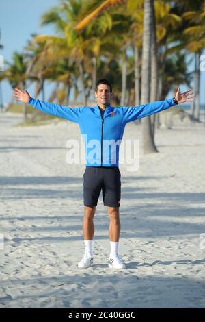 ***DATEI FOTO*** Novak Djokovic testet positiv auf Coronavirus. KEY BISCAYNE, FL - APRIL 05 : Novak Djokovic aus Serbien posiert am Strand des Crandon Parks mit der Trophäe Butch Buchholz, nachdem er am 5. April 2015 in Key Biscayne, Florida, die Men's Miami Open im Crandon Park Tennis Center gewonnen hat. Quelle: Mpi04/MediaPunch Stockfoto