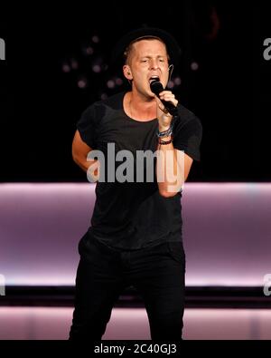 OneRepublic Frontmann Ryan Tedder tritt mit dem Rest der Band im Cruzan Amphitheatre in West Palm Beach, Florida auf. Stockfoto