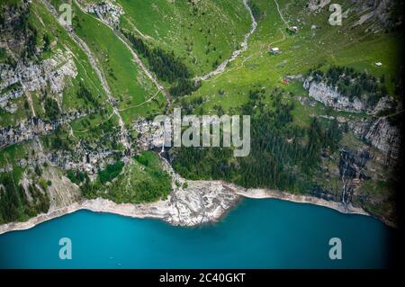 Wasserfall mit Delta am Oeschinensee vom Hubschrauber aus gesehen Stockfoto