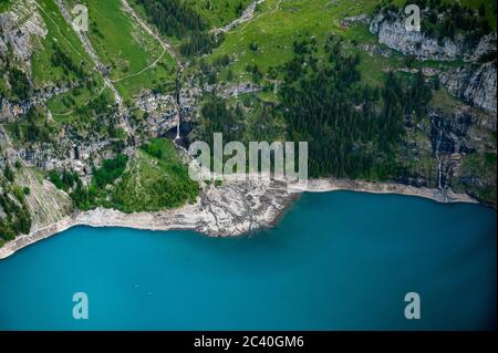 Wasserfall mit Delta am Oeschinensee vom Hubschrauber aus gesehen Stockfoto