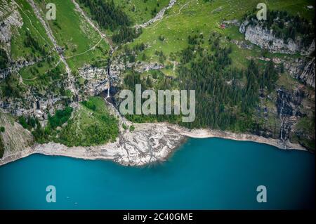 Wasserfall mit Delta am Oeschinensee vom Hubschrauber aus gesehen Stockfoto