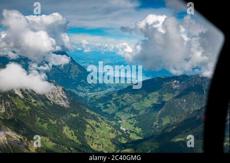 Kiental mit Thunersee und Thunersee in der Ferne Stockfoto