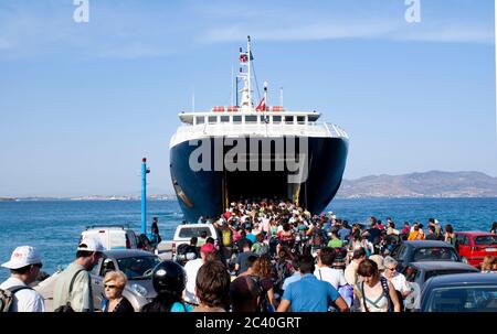 Agistri - Griechenland - 7. Juni 2009 : Passagiere stehen an Bord einer Fähre nach Athen, auf der kleinen, schönen griechischen Insel Agistri. Stockfoto