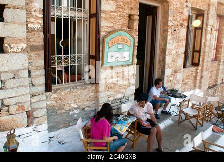 Symi / Griechenland / August 14 2009 : EIN Café in der Oberstadt. Entspannte Touristen genießen einen Drink in einer Bar in einem umgebauten altmodischen Stadthaus. Stockfoto