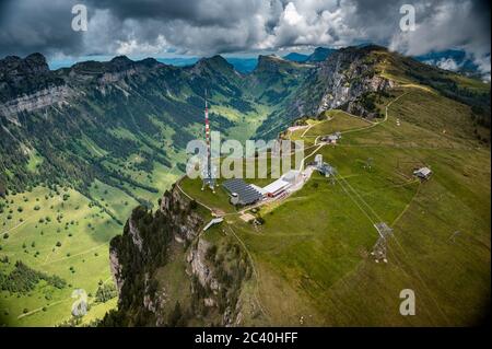 Luftaufnahme von Niederhorn und Justistal im Berner Oberland von einem Hubschrauber aus gesehen Stockfoto