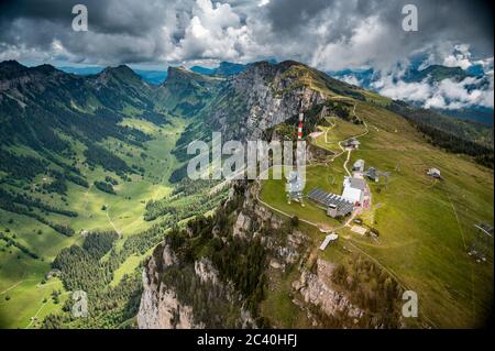 Luftaufnahme von Niederhorn und Justistal im Berner Oberland von einem Hubschrauber aus gesehen Stockfoto