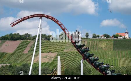 Cleebronn, Deutschland. Juni 2020. Besucher der Eröffnungsveranstaltung zur Einweihung von zwei neuen Achterbahnen im Freizeitpark Tripsdrill fahren die Achterbahn "voll im Schwung". Für die Öffentlichkeit werden beide Achterbahnen am 26. Juni in Betrieb gehen. Quelle: Marijan Murat/dpa/Alamy Live News Stockfoto