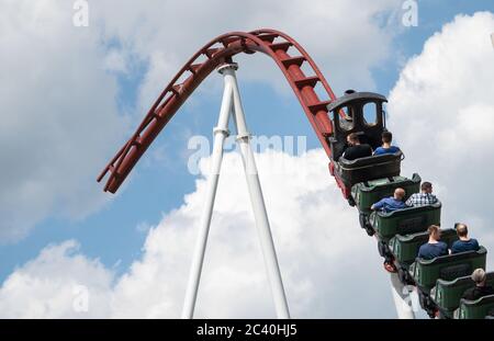 Cleebronn, Deutschland. Juni 2020. Besucher der Eröffnungsveranstaltung zur Einweihung von zwei neuen Achterbahnen im Freizeitpark Tripsdrill fahren die Achterbahn "voll im Schwung". Für die Öffentlichkeit werden beide Achterbahnen am 26. Juni in Betrieb gehen. Quelle: Marijan Murat/dpa/Alamy Live News Stockfoto