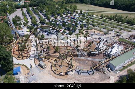 Cleebronn, Deutschland. Juni 2020. Die beiden neuen Achterbahnen 'Hals über Kopf' (gelb) und 'Volldampf' (rot) im Freizeitpark Tripsdrill (mit Drohne aufgenommen). Für die Öffentlichkeit werden beide Fahrgeschäfte am 26. Juni in Betrieb gehen. Quelle: Marijan Murat/dpa/Alamy Live News Stockfoto