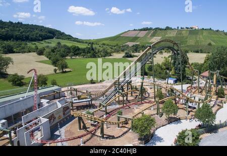 Cleebronn, Deutschland. Juni 2020. Die beiden neuen Achterbahnen 'Hals über Kopf' (gelb) und 'Volldampf' (rot) im Freizeitpark Tripsdrill (mit Drohne aufgenommen). Für die Öffentlichkeit werden beide Fahrgeschäfte am 26. Juni in Betrieb gehen. Quelle: Marijan Murat/dpa/Alamy Live News Stockfoto