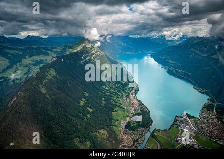 Luftaufnahme des Brienzersees mit Harder, Interlaken, Bönigen, Ringgenberg und Augustmatthorn in den Berner Alpen von einem Hubschrauber aus gesehen Stockfoto