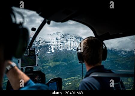 Luftaufnahme einer Eiger Nordwand in den Berner Alpen mit einem Hubschrauberpilot Stockfoto