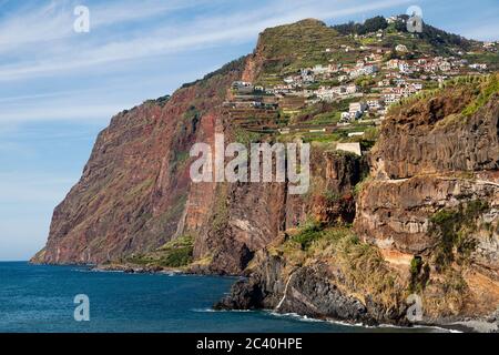 Das Dorf Câmara de Lobos liegt auf den Klippen von Cabo Girão, der höchsten in Europa, in der Nähe von Funchal, Madeira Stockfoto