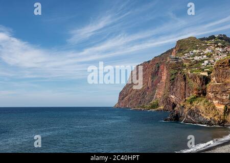 Das Dorf Câmara de Lobos liegt auf den Klippen von Cabo Girão, der höchsten in Europa, in der Nähe von Funchal, Madeira Stockfoto