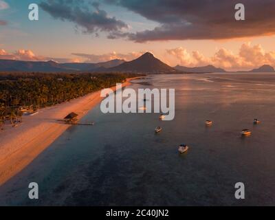 Luftaufnahme von Flic und Flac, Mauritius bei Sonnenuntergang. Exotischer Sonnenuntergang am Strand. Stockfoto