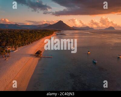 Luftaufnahme von Flic und Flac, Mauritius bei Sonnenuntergang. Exotischer Sonnenuntergang am Strand. Stockfoto