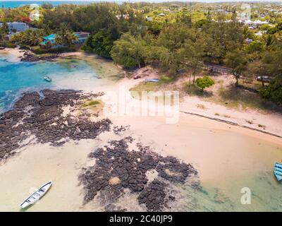 Luftaufnahme: BAIN BOEUF Mauriutius. Schöner Strand im Norden von Mauritius. Coin de Mire, weißer Sandstrand zwischen Palmen. Stockfoto