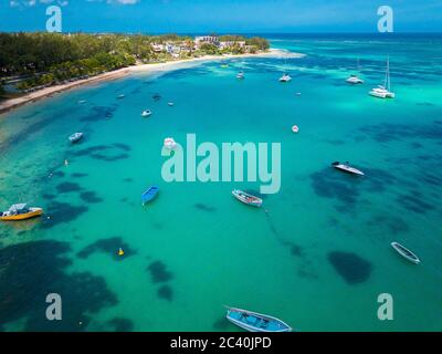 Luftaufnahme: BAIN BOEUF Mauriutius. Schöner Strand im Norden von Mauritius. Coin de Mire, weißer Sandstrand zwischen Palmen. Stockfoto