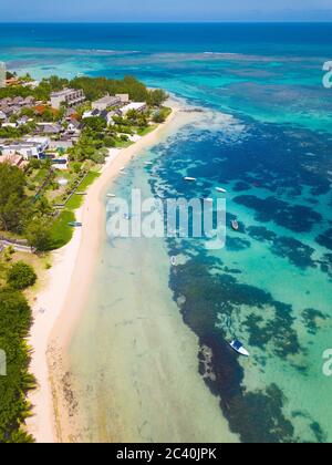 Luftaufnahme: BAIN BOEUF Mauriutius. Schöner Strand im Norden von Mauritius. Coin de Mire, weißer Sandstrand zwischen Palmen. Stockfoto