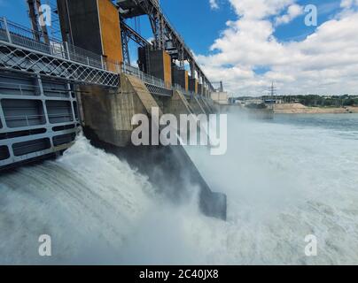 Wasserkraftwerk am Nistru Fluss in Dubasari (Dubossary), Transnistrien, Moldawien. Wasserkraftwerk, Wasserdamm, erneuerbare Energiequelle, Stockfoto