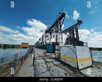 Wasserkraftwerk am Nistru Fluss in Dubasari (Dubossary), Moldawien. Wasserkraftwerk, Wasserdamm, erneuerbare Energiequelle, industrielle CO Stockfoto