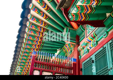 Dancheong (traditionelle koreanische dekorative Muster) auf dem Dach des Gyeongbokgung Palastes, königlicher Palast, der von der Joseon Dynastie erbaut wurde. Bunte Holztäfige Stockfoto