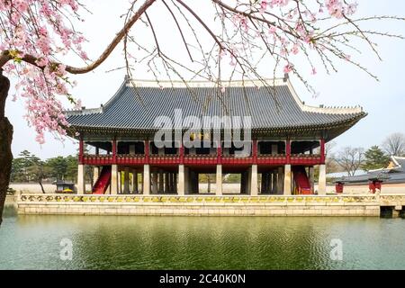 Gyeonghoeru Pavillion, die königliche Bankettsaal im Gyeongbokgung Palast. Es wird verwendet, um wichtige und besondere staatliche Bankette während Joseon Dynastie zu halten Stockfoto