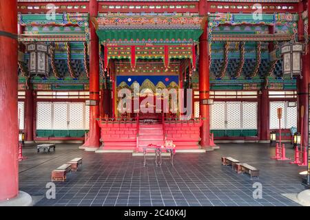 SEOUL, SÜDKOREA - 8. APRIL 2017: Phoenix Throne/eojwa mit Irworobongdo in der Geunjeongjeon Hall. Die Halle ist innerhalb Gyeongbokgung Palast, die lar Stockfoto