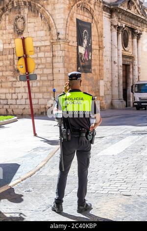 Rückansicht der spanischen Polizei mit Logo "Local Police" auf Uniform Aufrechterhaltung der öffentlichen Ordnung in den Straßen von Jaen, Spanien Stockfoto