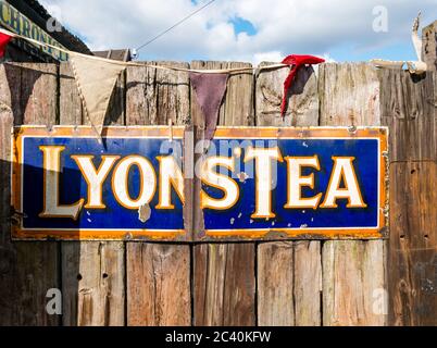 Altmodisches Vintage-Lyons' Tea-Werbeschild auf Holzzaun, England, Großbritannien Stockfoto