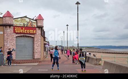 Portobello, Edinburgh, Schottland, Großbritannien. 23. Juni 2020. Ein ruhiger Strand, aber recht voll an der Promenade, die die Cafés beschäftigt hält, mit Temperaturen von 17 Grad Celsius und dicken Wolken mit gelegentlichen Nieselregen Duschen. Die Dinge werden sich in den nächsten Tagen mit Mini-Hitzewelle-Prognosen ändern. Stockfoto