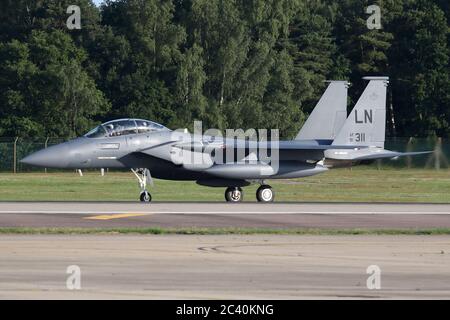 Eine 48. FW F-15E, die nach einer Überholung in den USA nach Lakenheath zurückkehrt. Die Nase trägt eine Widmung an den 48. FW-Piloten, der kürzlich bei einem Absturz ums Leben kam. Stockfoto