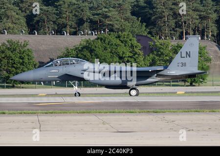 Eine 48. FW F-15E, die nach einer Überholung in den USA nach Lakenheath zurückkehrt. Die Nase trägt eine Widmung an den 48. FW-Piloten, der kürzlich bei einem Absturz ums Leben kam. Stockfoto