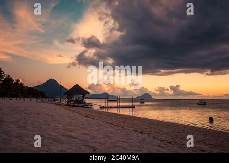 Luftaufnahme von Flic und Flac, Mauritius bei Sonnenuntergang. Exotischer Sonnenuntergang am Strand. Stockfoto