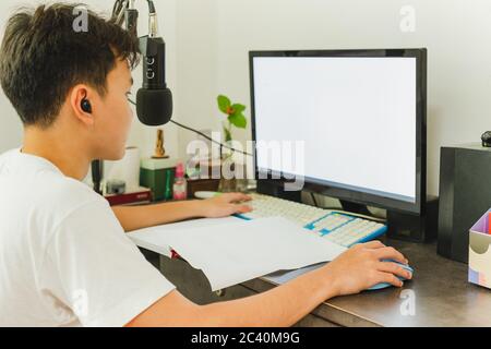 Asiatische Teenager-Studie zu Hause verwendet pc Online-Klasse während Quarantäne und Coronavirus-Epidemie. Stockfoto