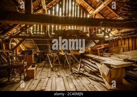 Innenraum des alten Holzschuppen mit Schrottholz mit Sonnenstrahlen. Alte Scheune. Stockfoto