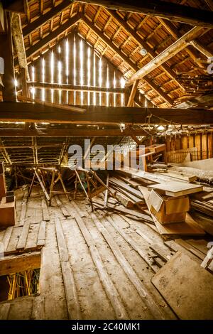 Innenraum des alten Holzschuppen mit Schrottholz mit Sonnenstrahlen. Alte Scheune. Stockfoto