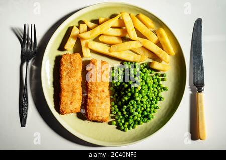 Fischstäbchen Chips und Erbsen Stockfoto