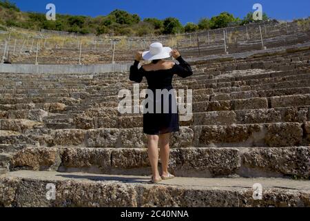 Schöne junge Frau in schwarzem Kleid in Ephesus alten Stadt Stockfoto