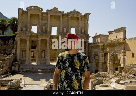 Schöner junger Mann in rotem Hut in Ephesus antiken Stadt