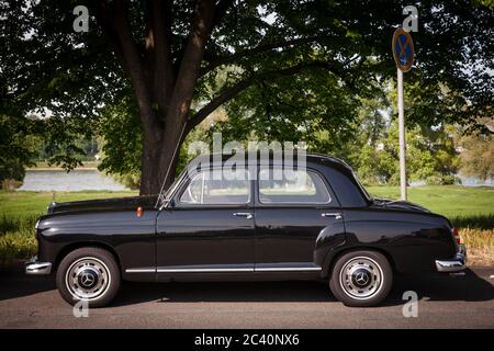 Alten Mercedes-Benz 180 (W 120), Produktion 1953 - 1962, Köln, Deutschland Mercedes-Benz 180 (W 120), Produktionszeitraum 1953 - 1962, Koeln, English ändern Stockfoto