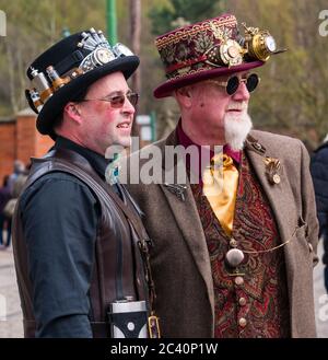 Männer in Steampunk Kostüm mit Top-Hüte, Beamish Museum, Durham County, England, UK Stockfoto