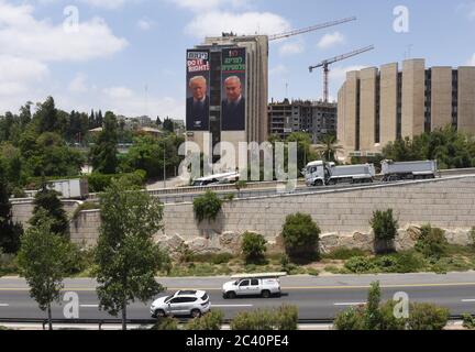 Jerusalem, Israel. Juni 2020. Eine Plakatwand mit Fotos des US-Präsidenten Donald Trump und des israelischen Premierministers Benjamin Netanjahu, die auf Hebräisch "Nein zu einem palästinensischen Staat" lesen, überblickt eine Autobahn in Jerusalem am Donnerstag, den 18. Juni 2020. Die Plakatwand ist Teil einer Kampagne israelischer Siedler gegen Trumps 'Deal of the Century' Friedensplan zwischen Israel und den Palästinensern. Foto von Debbie Hill/UPI Kredit: UPI/Alamy Live Nachrichten Stockfoto