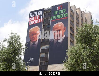 Jerusalem, Israel. Juni 2020. Eine Plakatwand mit Fotos des US-Präsidenten Donald Trump und des israelischen Premierministers Benjamin Netanjahu, die auf Hebräisch "Nein zu einem palästinensischen Staat" lesen, überblickt eine Autobahn in Jerusalem am Donnerstag, den 18. Juni 2020. Die Plakatwand ist Teil einer Kampagne israelischer Siedler gegen Trumps 'Deal of the Century' Friedensplan zwischen Israel und den Palästinensern. Foto von Debbie Hill/UPI Kredit: UPI/Alamy Live Nachrichten Stockfoto