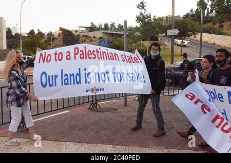 Jerusalem, Israel. Juni 2020. Israelische rechte Siedler halten am Donnerstag, den 18. Juni 2020, vor der amerikanischen Botschaft in Jerusalem Transparente gegen den Friedensplan des US-Präsidenten Donald Trump zum "Jahrhundertvergehen". Die jüdischen Siedler sind gegen einen palästinensischen Staat. Foto von Debbie Hill/UPI Kredit: UPI/Alamy Live Nachrichten Stockfoto