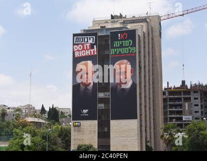 Jerusalem, Israel. Juni 2020. Eine Plakatwand mit Fotos des US-Präsidenten Donald Trump und des israelischen Premierministers Benjamin Netanjahu, die auf Hebräisch "Nein zu einem palästinensischen Staat" lesen, überblickt eine Autobahn in Jerusalem am Donnerstag, den 18. Juni 2020. Die Plakatwand ist Teil einer Kampagne israelischer Siedler gegen Trumps 'Deal of the Century' Friedensplan zwischen Israel und den Palästinensern. Foto von Debbie Hill/UPI Kredit: UPI/Alamy Live Nachrichten Stockfoto